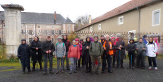 Devant le château de Tusey : une petite troupe de jour férié