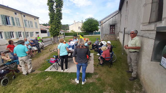 Goûter près de l'église de Vacon