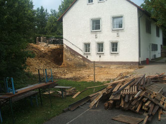 Der ehemalige Geräteschuppen sowie der Aushub für das Fundament wurde durch Eigenleistung unserer Mitglieder bewerkstelligt