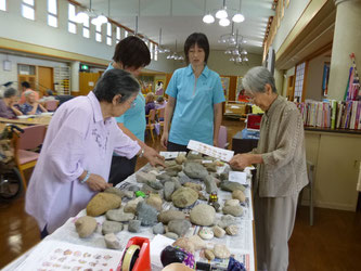 たくさんの石の中から、作品作りに適した石を選びました