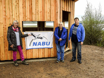 Die Mitglieder vom NABU Rinteln an der neuen Schutzhütte. - Foto: Kathy Büscher