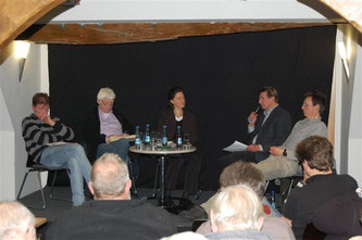 Egbert Schulz (Naturschutzbeauftragter des Landkreises Schaumburg) klärte über die Situation in Schaumburg auf. - Foto: Kathy Büscher