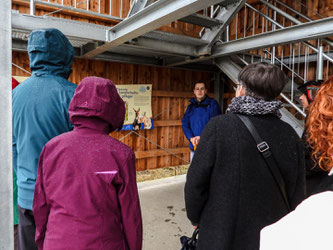 Am Turm erläutert Dr. Büscher das Beweidungsprojekt. - Foto: Kathy Büscher