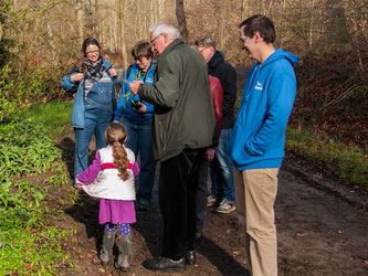 Auf der Wanderung werden die botanischen Besonderheiten von Dr. Marx erläutert. - Foto: Kathy Büscher