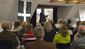 Rüdiger Wohlers vor dem interessierten Publikum. - Foto: Kathy Büscher