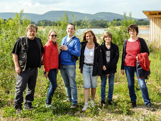 Die Exkursionsgruppe an der Beobachtungshütte. - Foto: Kathy Büscher