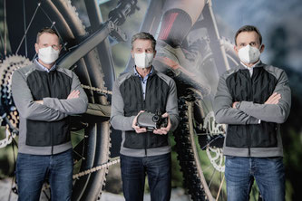 Ulrich Schrickel, Thomas Leicht und Raymond Mutz (v.l.n.r.) präsentieren den millionsten Brose Antrieb „Made in Berlin“.