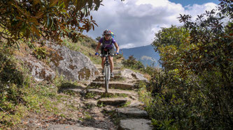 Mit Hauser Exkursionen biken MTB-Fans auf einsamen Pisten und Bergtrails durch das nepalesische Vorgebirge des Mt. Everest. ©Hauser Exkursionen/Wolfgang Neumüller