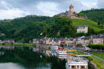 Auf der neuen Selfguided-Tour von Hauser Exkursionen machen Wanderer Stopp in der Moselstadt Cochem mit ihrer Reichsburg. Bildnachweis: Hauser Exkursionen