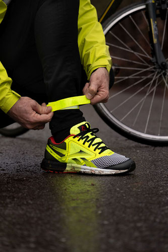 Radfahrer Sichtbarkeit 3: Helle, auffällige Schuhe helfen, auf dem Rad von weitem im Scheinwerferlicht eines Autos sichtbar zu sein.