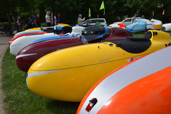 Verkleidet: Die Velomobil-Flotte bildet einen farbenfrohen Schwerpunkt auf der 24. Internationalen Spezialradmesse in Germersheim. ©Spezialradmesse