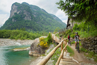 Im Tessiner Verzascatal, Herz des Schweizer Kantons, liegen oft nur ein paar Meter zwischen Kraftakt und Abkühlung. / Foto: Ticino Turismo/Christof Sonderegger