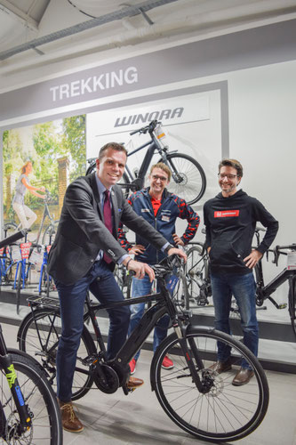 Bürgermeister Oliver Schulze (vorne) drehte gleich noch eine Probefahrt mit dem neuen Gemeinde E-Bike. Im Hintergrund zu sehen sind Ulrich Fenn (Marktleiter Schauer; von li) und Dominik Thiele (Regional Director D-A-CH).