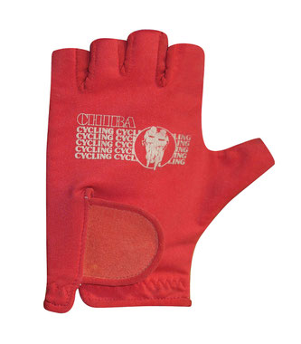 Im Leistungsfahrradsport sind Handschuhe - das Bild zeigt den ersten Chiba-Handschuh - ein wesentlicher Teil des Erfolgs.