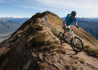 Inmitten der Tessiner Bergkulisse geht es mit dem Rad von Riviere bis nach Bedano über eine neue, 32 Kilometer lange MTB-Strecke  Bildnachweis: Marco Toniolo/Monte Tamaro