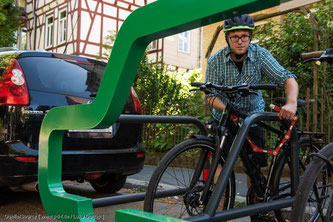 Es müssen mehr Parkmöglichkeiten für Räder anstelle von Autoparkplätzen am Fahrbahnrand geschaffen werden