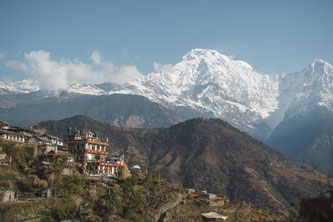 Über Natursteintreppen wandern Hauser-Reisende zum malerischen Nepal-Dorf Ghandrung auf 2.000 Metern. ©Hauser Exkursionen/Anskar Lenzen