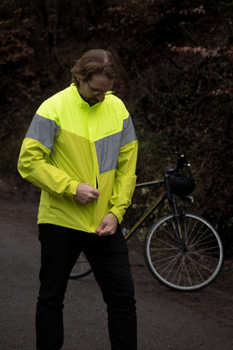 DEKRA Radfahrer Sichtbarkeit 2: Neben der eigenen Beleuchtung ist kontrastreiche Kleidung mit retroreflektierenden Elementen zu empfehlen. 