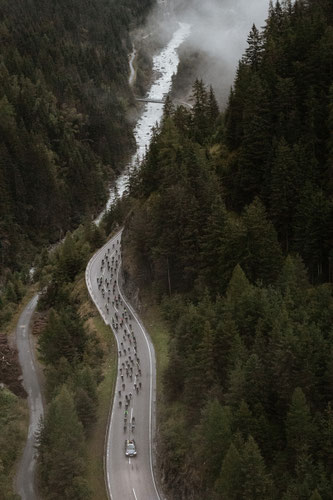 Das Feld fährt durchs Ötztal ©www.oetztaler-radmarathon.com
