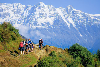 Bei der Trekking-Tour durch Zentralnepal schlagen Hauser-Reisende ihre Zeltcamps auf unberührten Lichtungen, Almen und unter der Nordwand des Dhaulagiri auf. ©Hauser Exkursionen/Thomas Hartmann