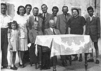 Gramignazzo 1942 la famiglia Finzi Musafia nel cortile di casa Frati (archivio di Arnaldo Foglia)