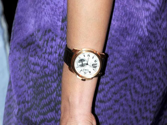 Frauen sollten eine Armbanduhr passend zu ihrem Handgelenk auswählen. Bei feinen Handgelenken ist am besten auch die Uhr etwas zierlicher. Foto: Jens Kalaene
