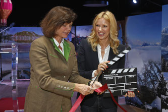 Bayerns Wirtschaftsminsterin Ilse Aigner und Schauspielerin Veronica Ferres eröffnen "Filmkulisse Bayern - Die Ausstellung" (Foto: obs / Bavaria Filmstadt / Hubert Bösl)