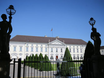 Blick auf Schloss Bellevue in Berlin, in dem Bundespräsident Gauck seine Erklärung abgibt. Foto: Kay Nietfeld