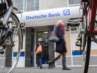 Deutsche Bank-Filiale in Frankfurt: Das Privatkundengeschäft ist ein Sorgenkind dwer Institute. Foto: Frank Rumpenhorst