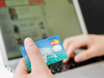 Für den Einkauf im Internet ist oft eine Kreditkarte nötig. Eine Predpaid-Kreditkarte bietet zum Beispiel für Jugendliche eine gute Kostenkontrolle. Foto: Monique Wüstenhagen