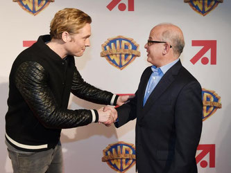 Matthias Schweighöfer (l) und Jeffrey Schlesinger, Präsident Warner Bros. Worldwide Television Distribution. Foto: Jens Kalaene