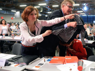 Nach einem Angriff mit einer Sahnetorte auf Sahra Wagenknecht eilen Parteichefin Katja Kipping und der Fraktionsvorsitzende im Bundestag, Dietmar Bartsch, zu Hilfe. Foto: Hendrik Schmidt