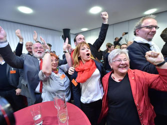 Anhänger der SPD reagieren in Mainz begeistert auf die ersten Hochrechnungen der Landtagswahl in Rheinland-Pfalz. Foto: Boris Roessler