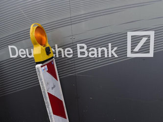 Unsicherheiten über drohende Kosten bei Rechtsstreitigkeiten sowie über den laufenden Konzernumbau bereiten der Deutschen Bank weiter Sorgen. Foto: Arne Dedert/Archiv