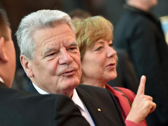 Bundespräsident Joachim Gauck und seine Lebensgefährtin Daniela Schadt bei ihrem Eintreffen vor der Paulskirche in Frankfurt/Main. Foto: Boris Roessler