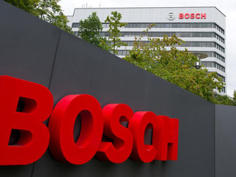 Das Logo des Technikkonzerns Bosch vor der Konzernzentrale in Stuttgart. Foto: Inga Kjer/Archiv