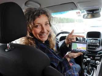 Sabine Bundschus Stimme weist vielen Autofahrern per Navigationsgerät den Weg. Foto: Tobias Hase