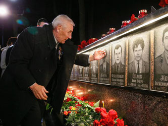 Am Denkmal für die sogenannten Liquidatoren werden Kerzen entzündet. Foto: Sergey Dolzhenko