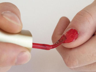 Wer Nagellack aufträgt, sollte genügend Zeit zum Trocknen einplanen. Mit Nagelöl geht es schneller. Foto: Andrea Warnecke