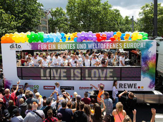 Teilnehmer ziehen bei der Christopher-Street-Day-Parade in Köln durch die Stadt. Foto: Maja Hitij/Archiv