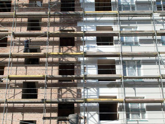 An einem Altbau in Dresden eine Wärmedämmung an die Fassade angebracht (Archivbild). Foto: Arno Burgi