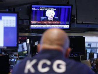 Ein Börsenhändler verfolgt am Donnerstag in New York die Pressekonferenz von Fed-Chefin Janet Yellen. Foto: Andrew Gombert
