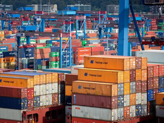 Container im Hamburger Hafen: Schon vorab gab IWF-Chefin, Christine Lagarde, bekannt, dass das Welt-Wachstum stabil, aber insgesamt zu langsam sei. Foto: Christian Charisius/Archiv