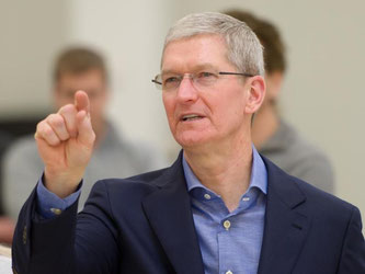 Apple-Chef Tim Cook im Februar während einer Visite in Deutschland. Foto: Tobias Hase