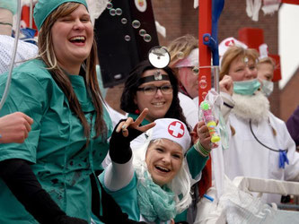 Bei Männern beliebt: Karnevalistinnen im Krankenschwester-Outfit. Foto: Carsten Rehder
