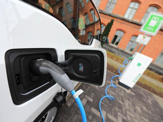 Bundesverkehrsminister Dobrindt hat vor einem Verpuffen möglicher milliardenschwerer Kaufprämien für Elektroautos gewarnt. Foto: Jens Wolf/Archiv