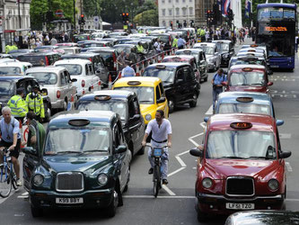 Gegen den Fahrdienst-Vermitler haben Taxifahrer in London bereits 2014 lautstark protestiert. Foto: Facundo Arrizabalaga