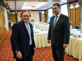 Bahn-Personalvorstand Ulrich Weber (l.) und der GDL-Chef Claus Weselsky. Foto: Bernd von Jutrczenka/Archiv