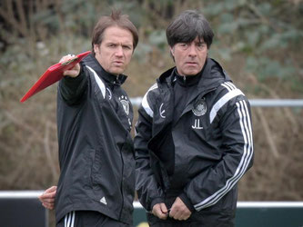 Assistent Thomas Schneider und Joachim Löw besprechen beim letzten Training vor dem Abflug die anstehende Aufgabe in Tiflis. Foto: Fredrik von Erichsen