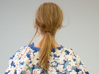 Zu dünne Haarbänder können einen Haarbruch verursachen. Besser geeignet sind breite Bänder und abgerundete Spangen. Auch Stäbchen schonen das Haar. Foto: Soeren Stache
